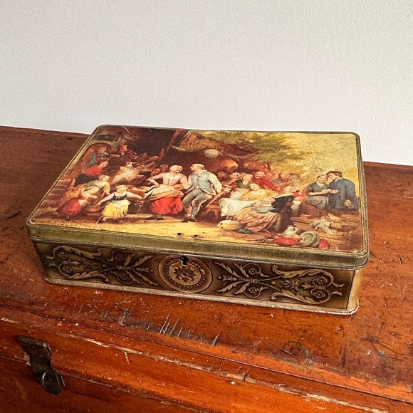 Old metal box - Picture 1 of 3